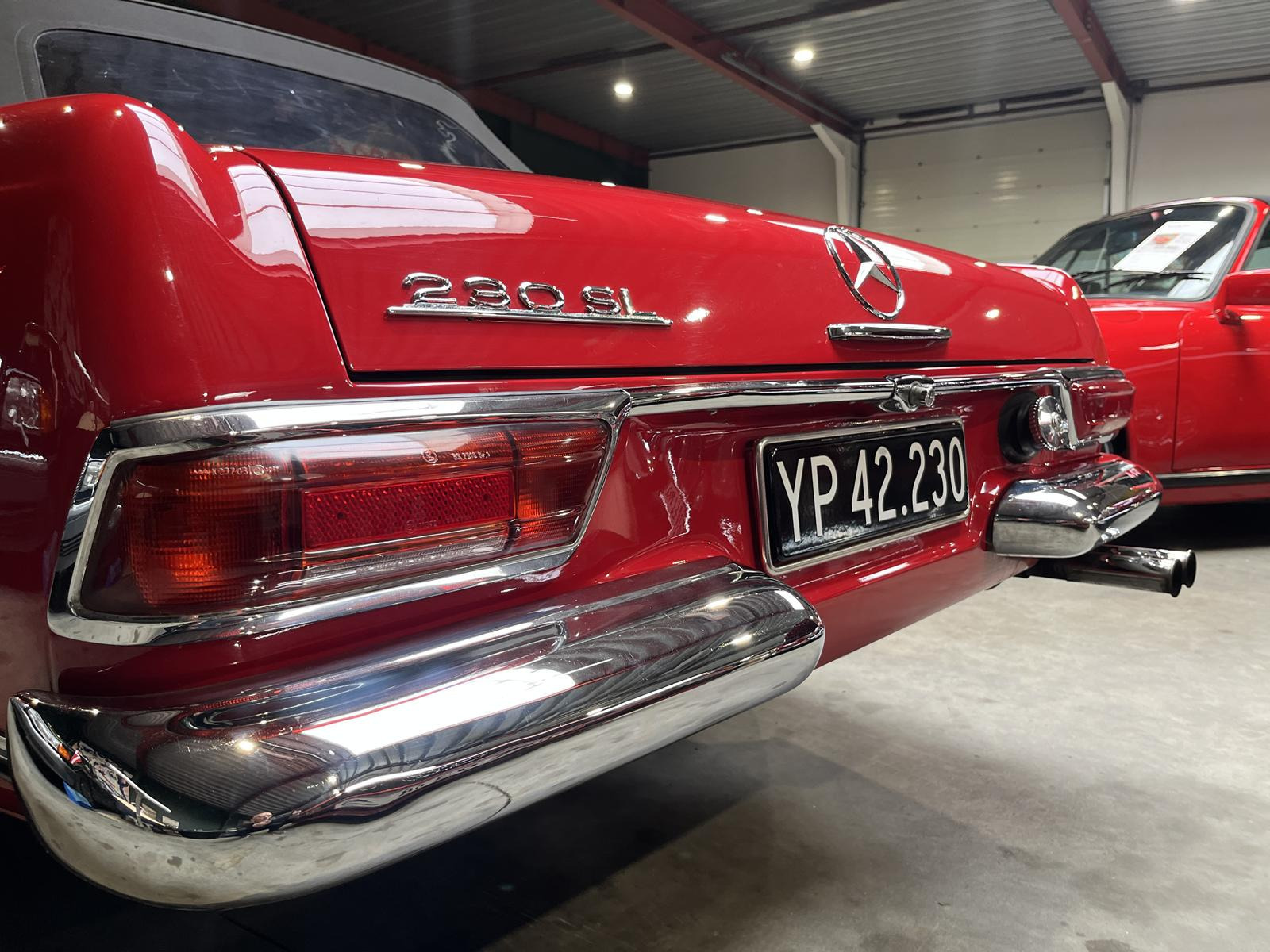 Rød Mercedes 230 fra 1962