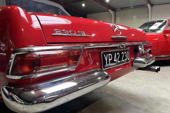 Rød Mercedes 230 fra 1962