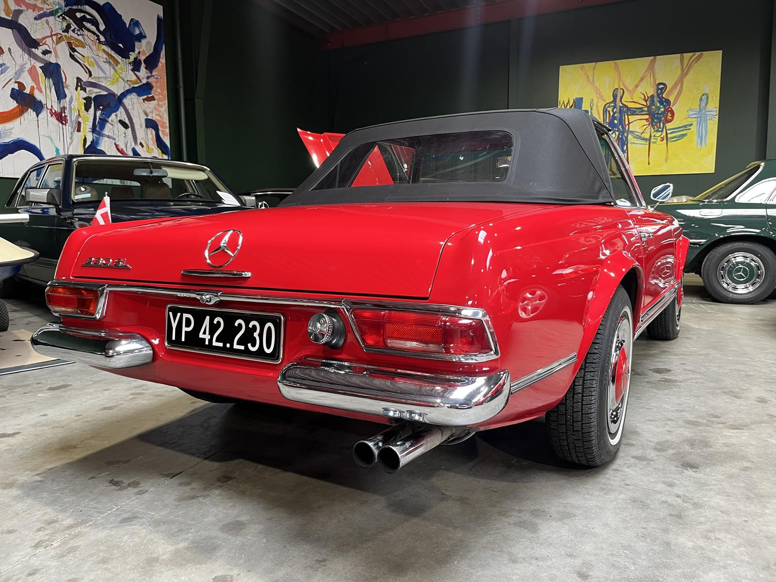 Rød Mercedes 230 fra 1962