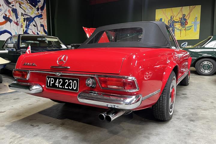 Rød Mercedes 230 fra 1962