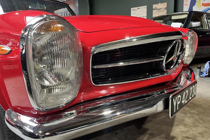 Rød Mercedes 230 fra 1962