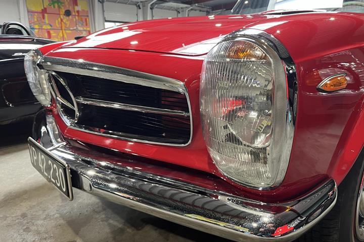 Rød Mercedes 230 fra 1962