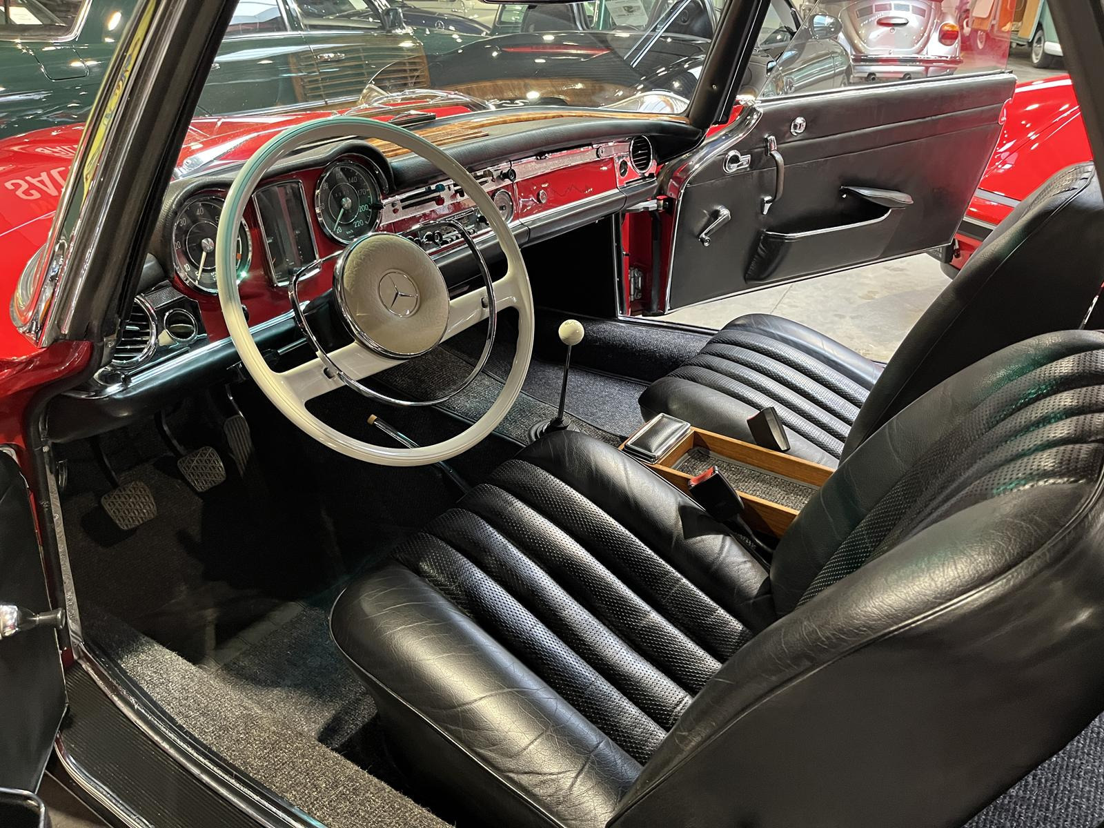 Rød Mercedes 230 fra 1962