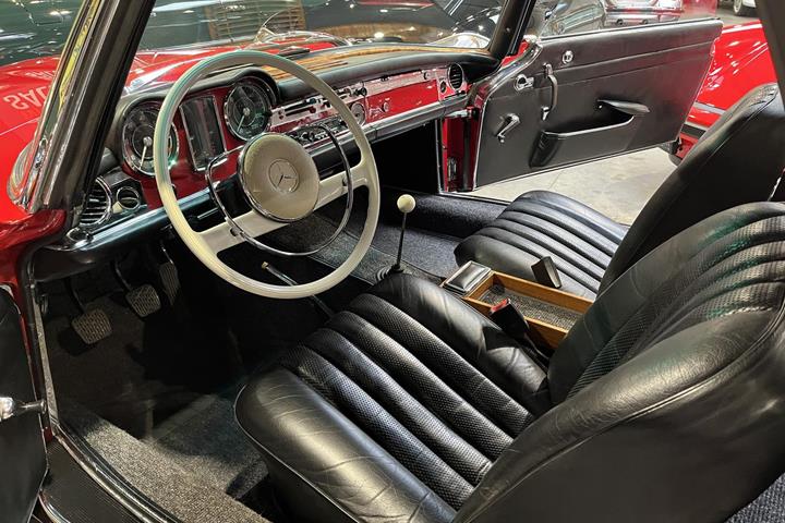 Rød Mercedes 230 fra 1962
