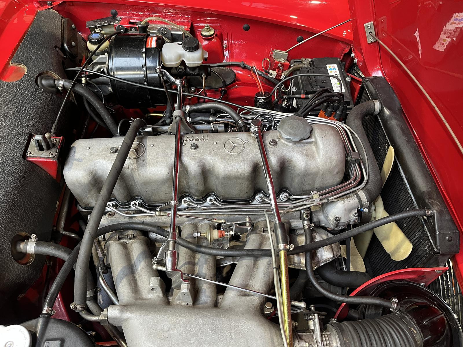 Rød Mercedes 230 fra 1962