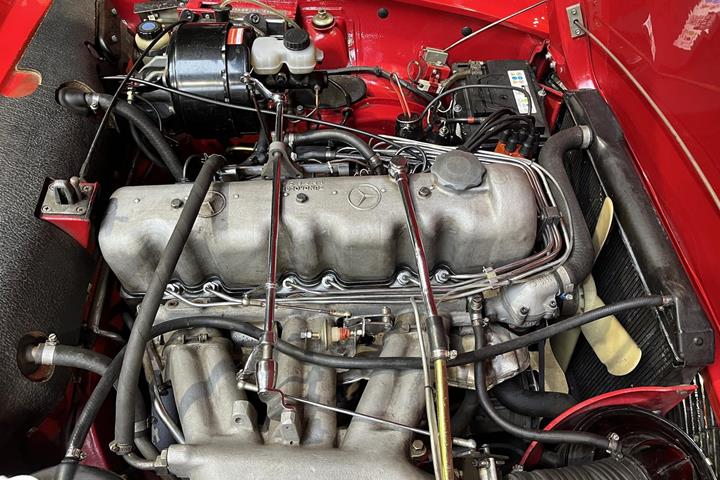 Rød Mercedes 230 fra 1962