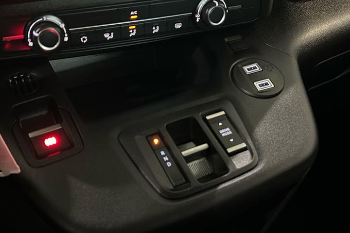Grøn Opel Combo-e Life fra 2025