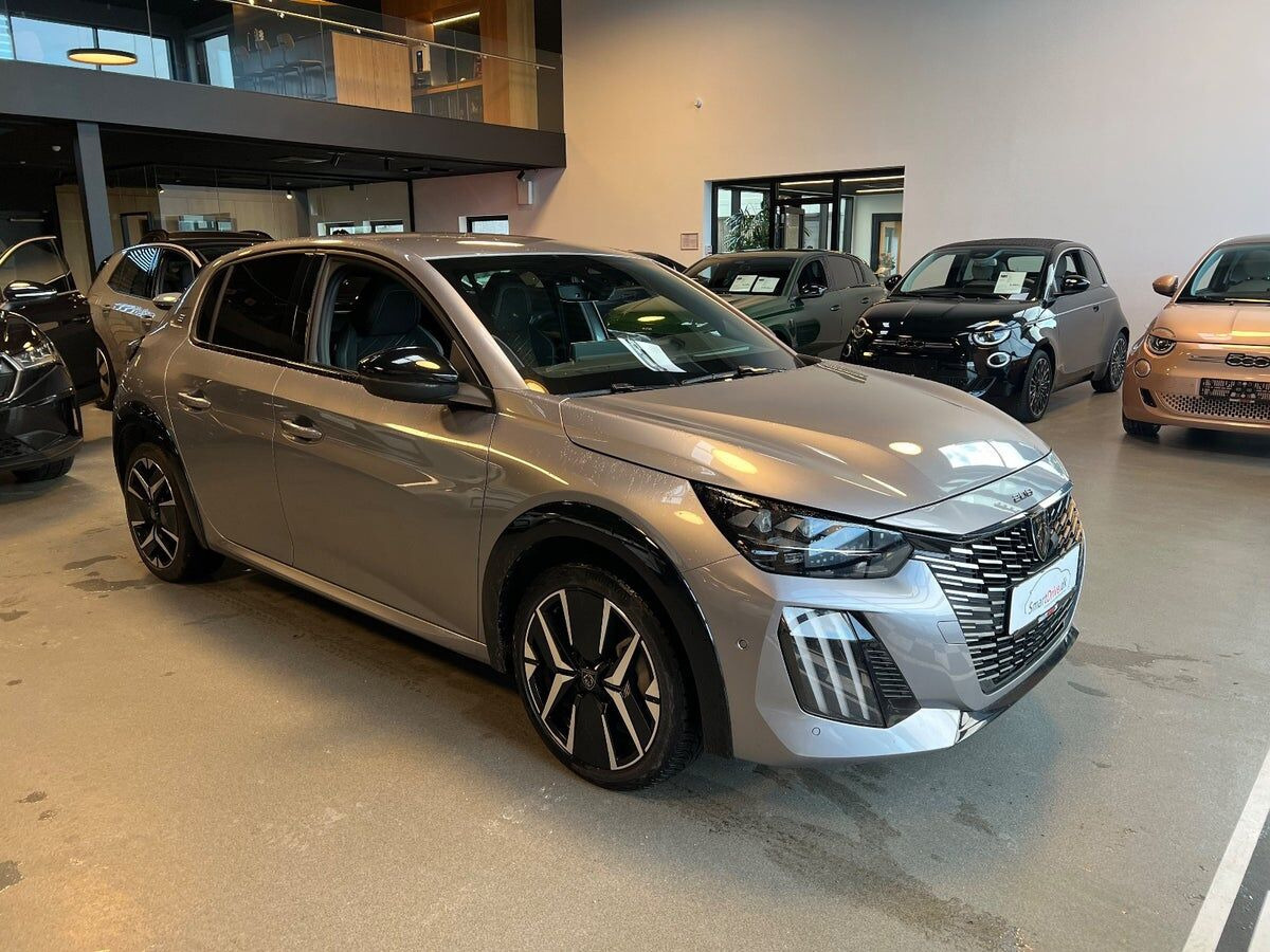 Sølv Peugeot e-208 fra 2024