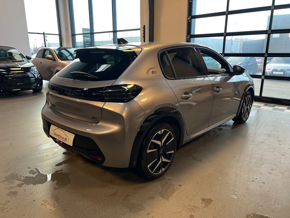 Sølv Peugeot e-208 fra 2024