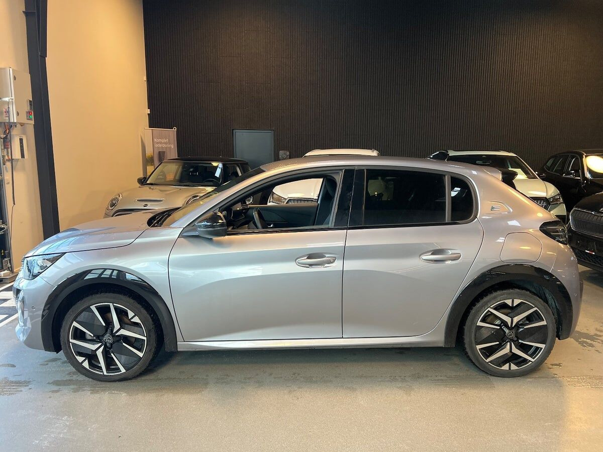 Sølv Peugeot e-208 fra 2024