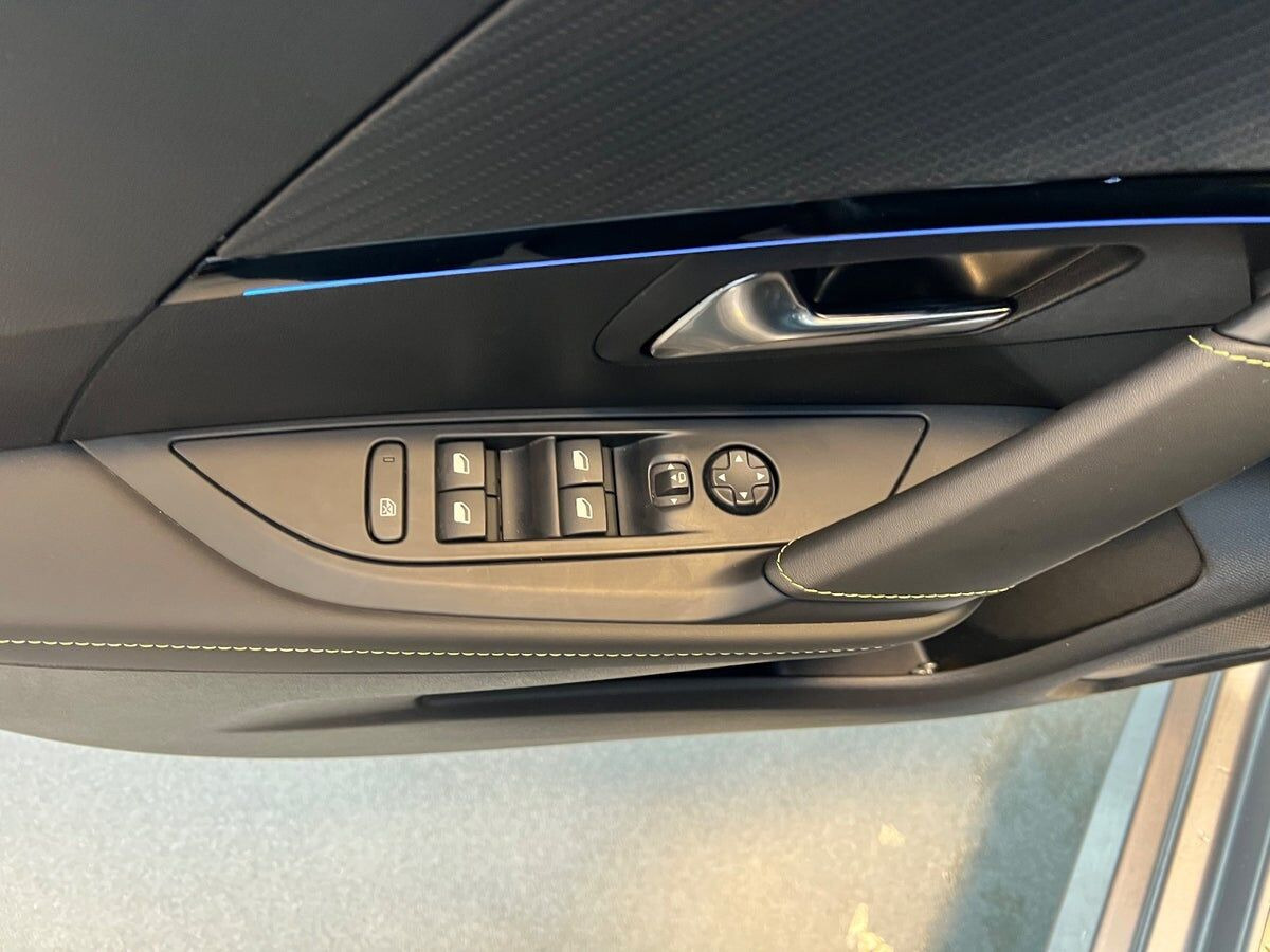 Sølv Peugeot e-208 fra 2024