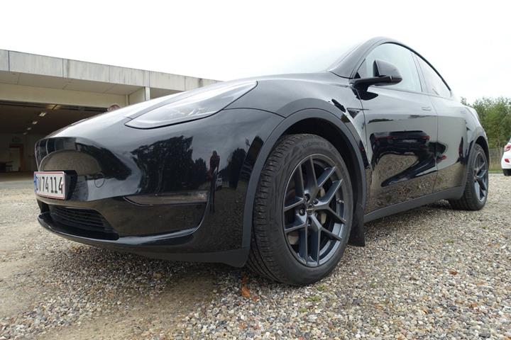 Sort Tesla Model Y fra 2023