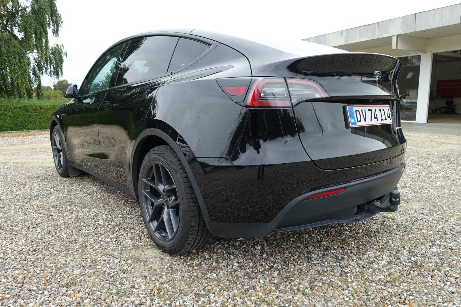 Sort Tesla Model Y fra 2023