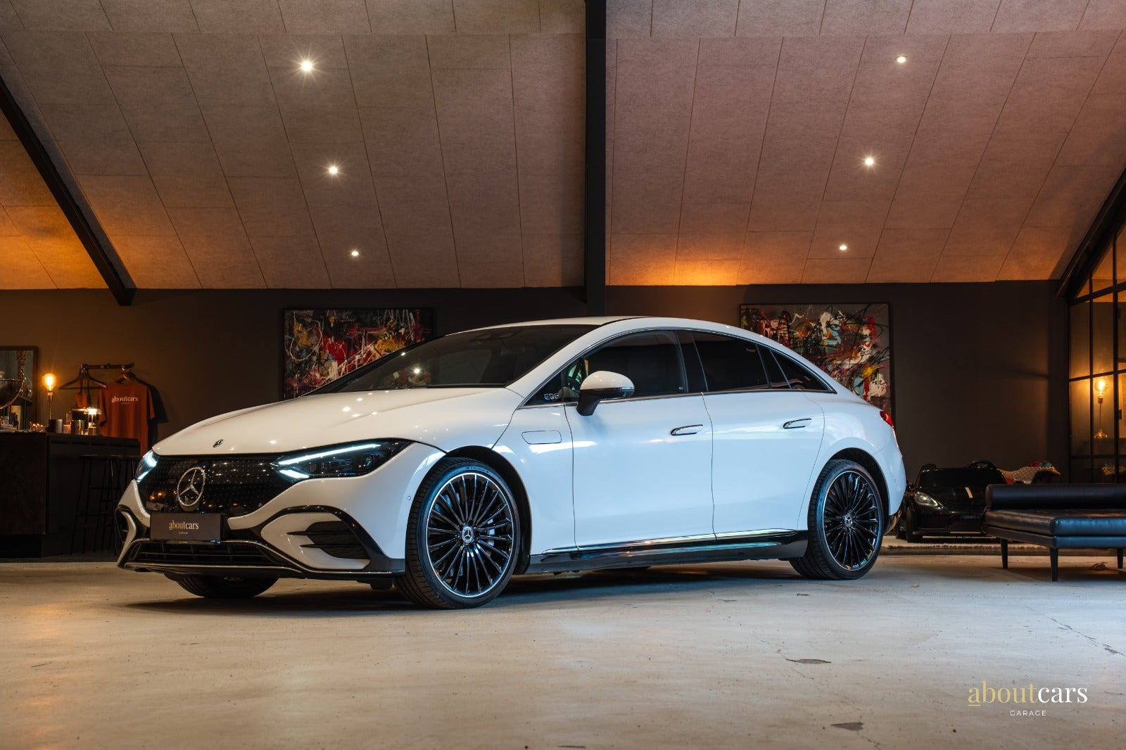 Hvid Mercedes EQE350+ fra 2022
