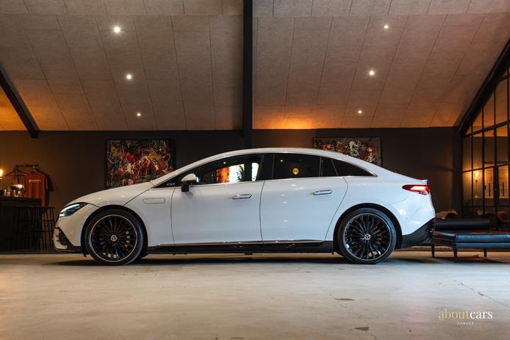 Hvid Mercedes EQE350+ fra 2022
