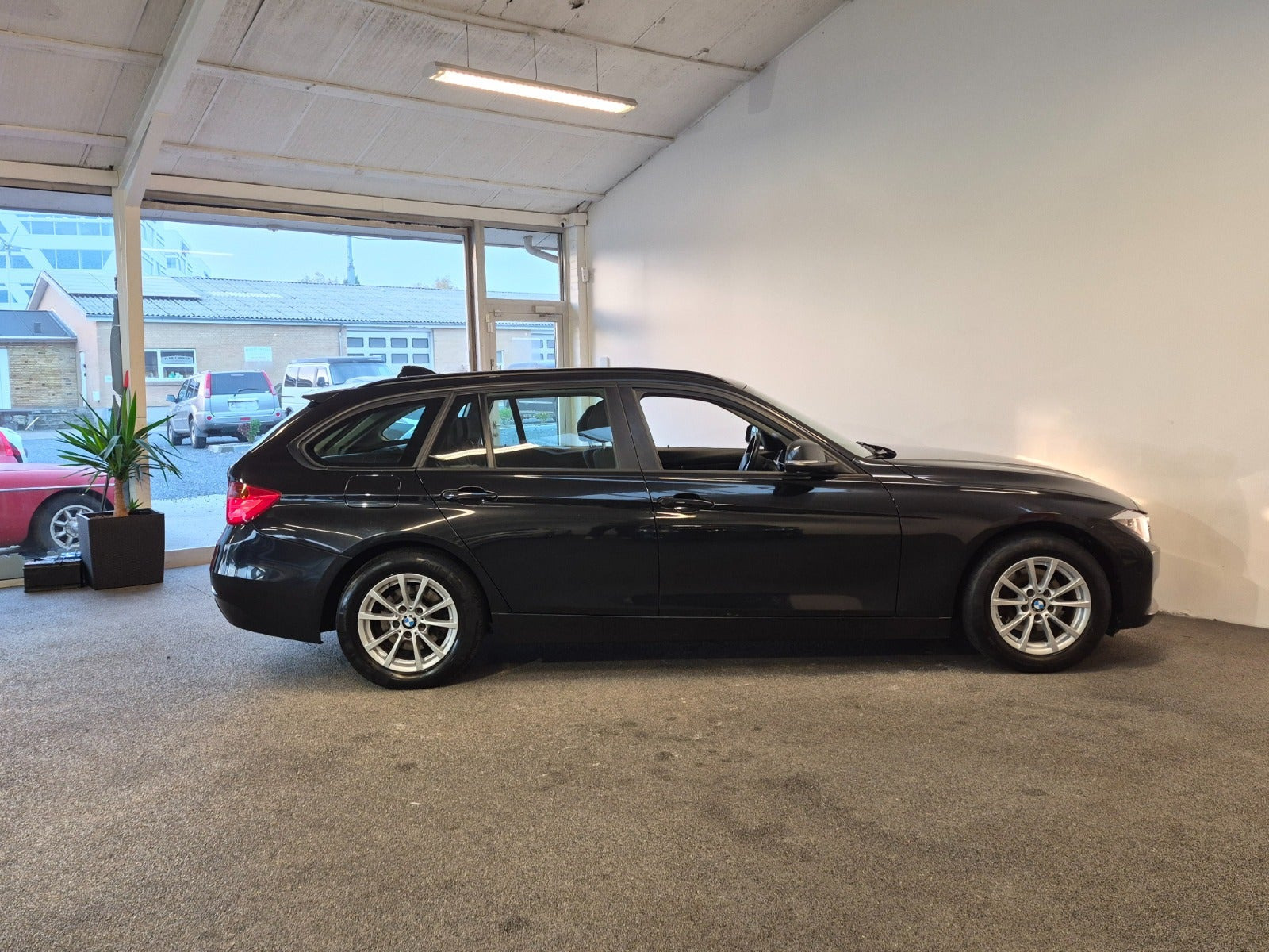 Sort BMW 316d fra 2015