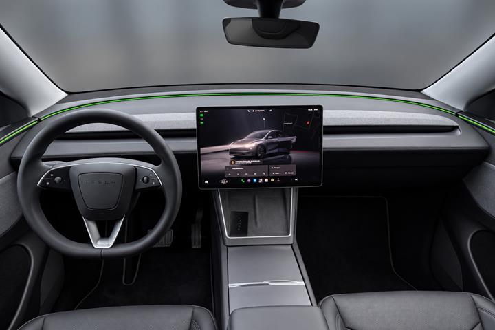 Grå Tesla Model Y fra 2026