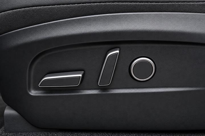 Grå Tesla Model Y fra 2026