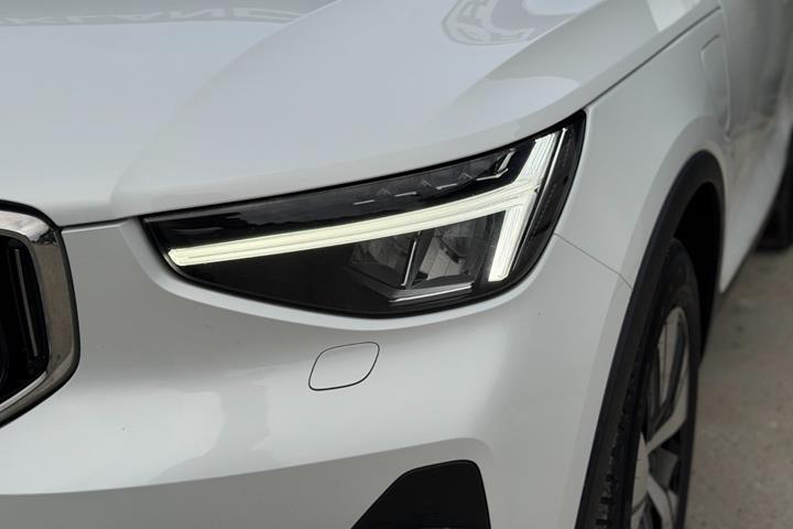 Hvid Volvo XC40 fra 2023