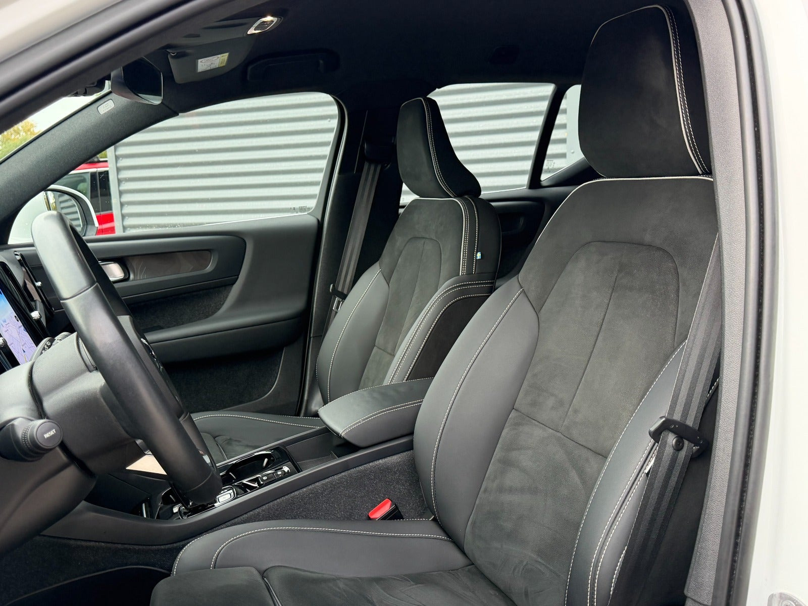 Hvid Volvo XC40 fra 2023