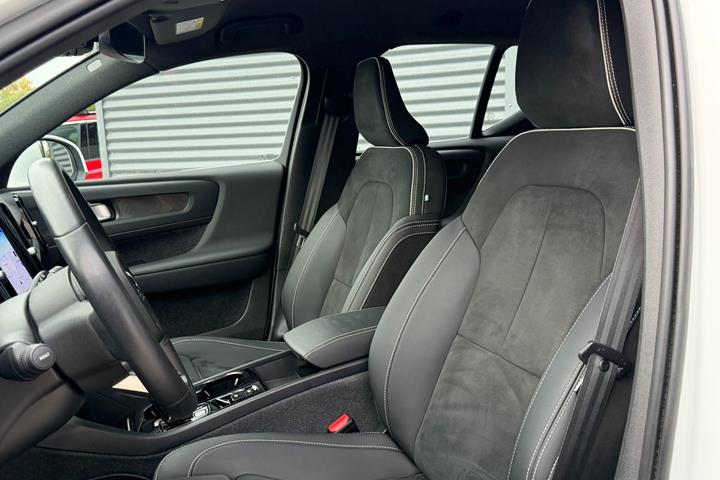 Hvid Volvo XC40 fra 2023