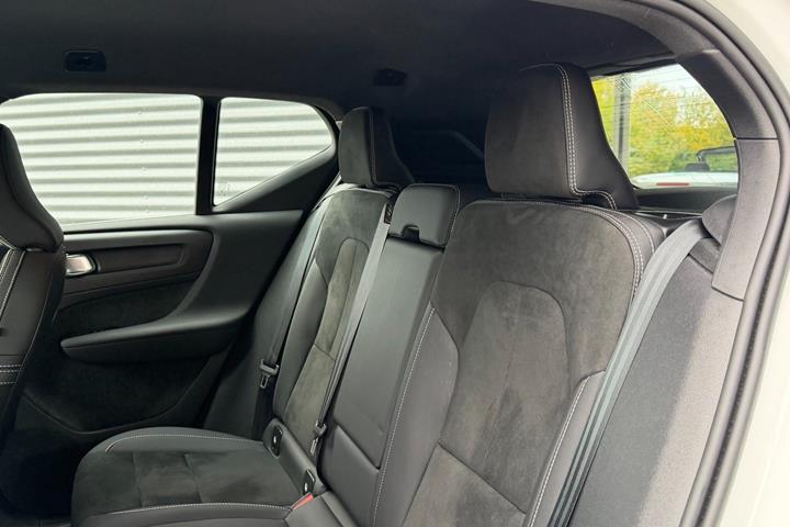 Hvid Volvo XC40 fra 2023
