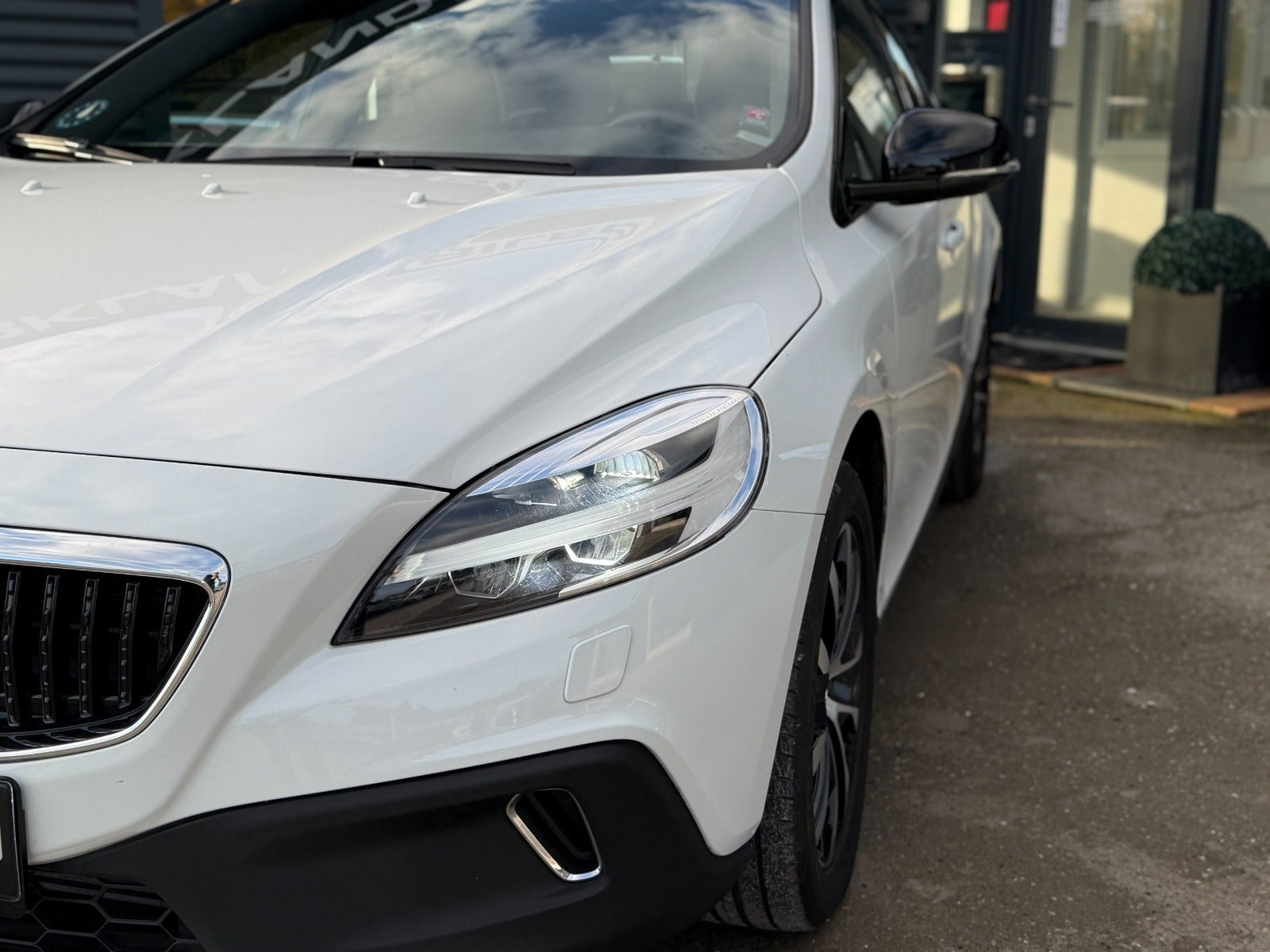Hvid Volvo V40 CC fra 2019
