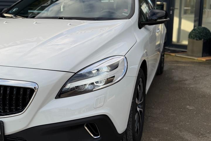 Hvid Volvo V40 CC fra 2019