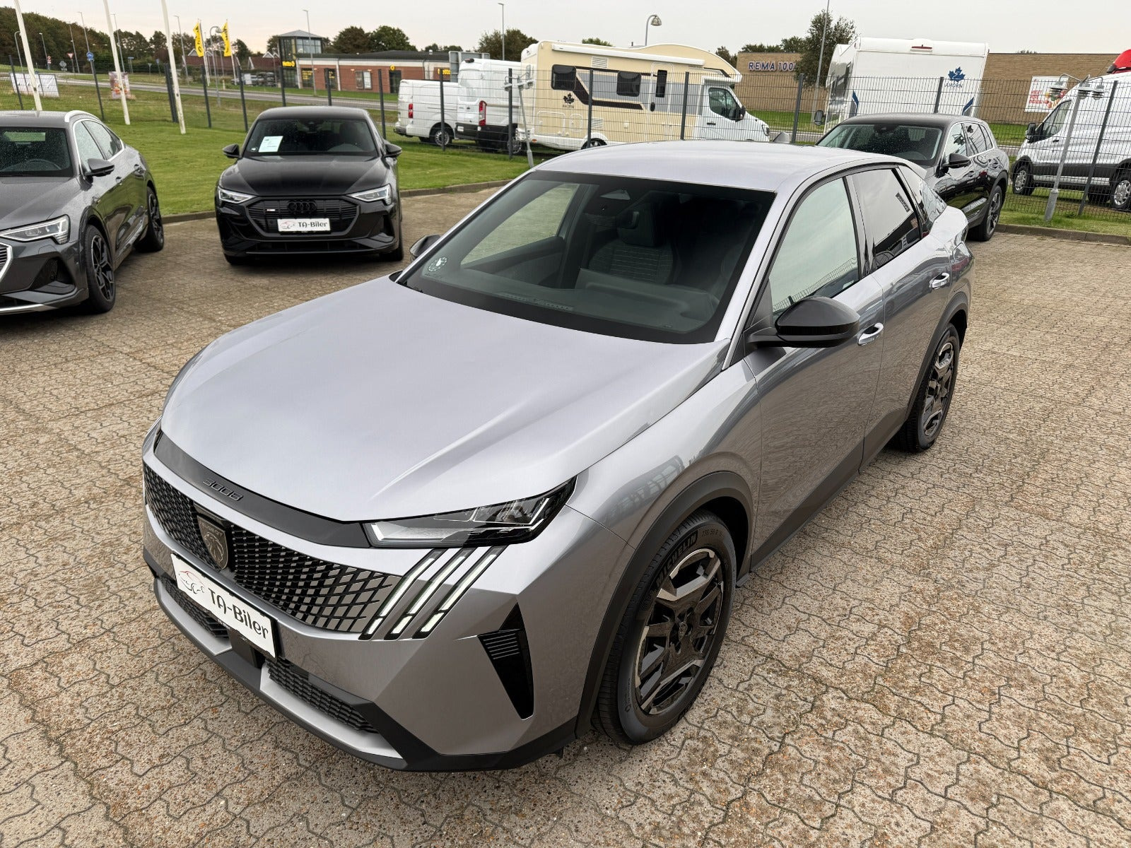 Sølv Peugeot e-3008 fra 2025