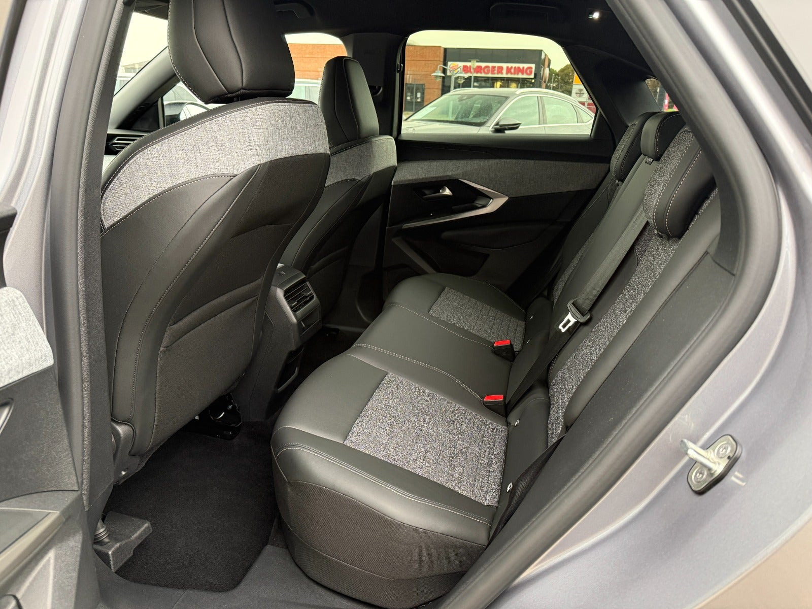 Sølv Peugeot e-3008 fra 2025