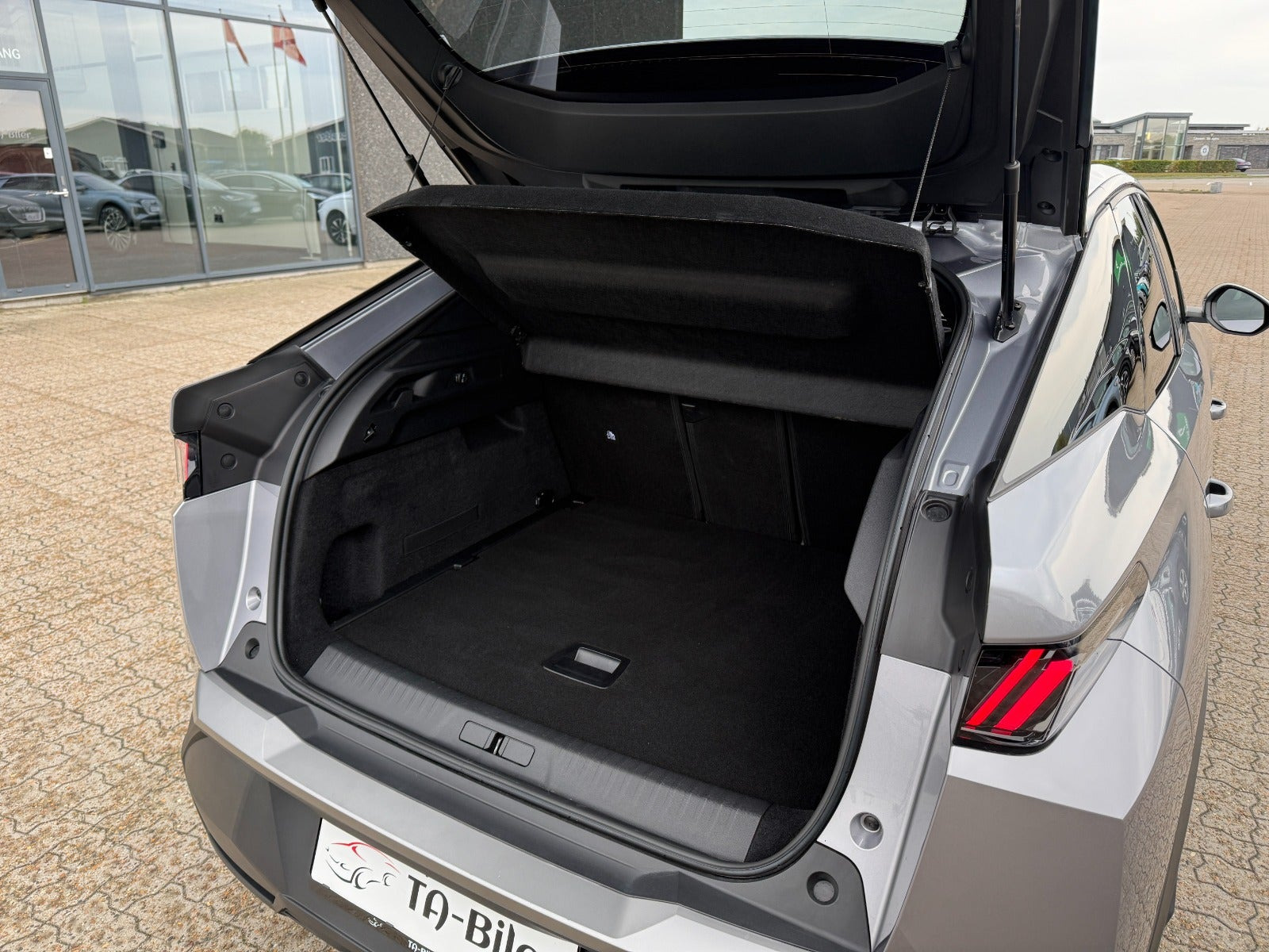 Sølv Peugeot e-3008 fra 2025