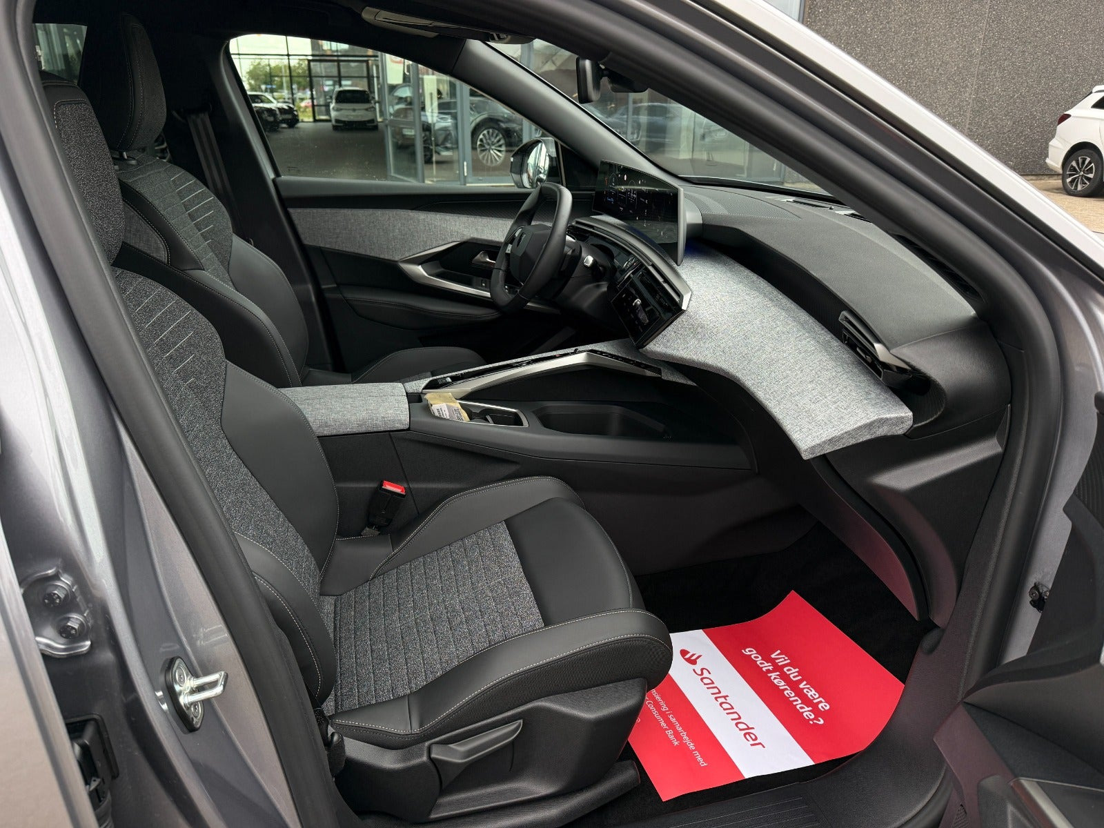 Sølv Peugeot e-3008 fra 2025