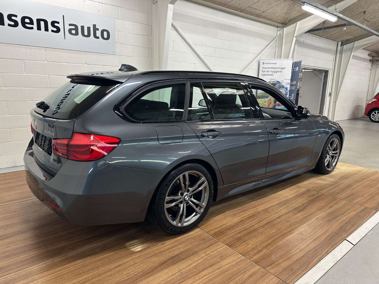 Grå BMW 320d fra 2019
