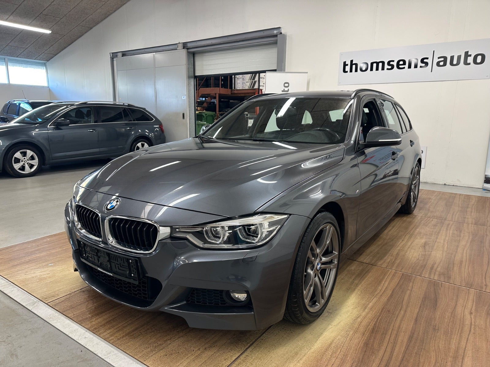 Grå BMW 320d fra 2019