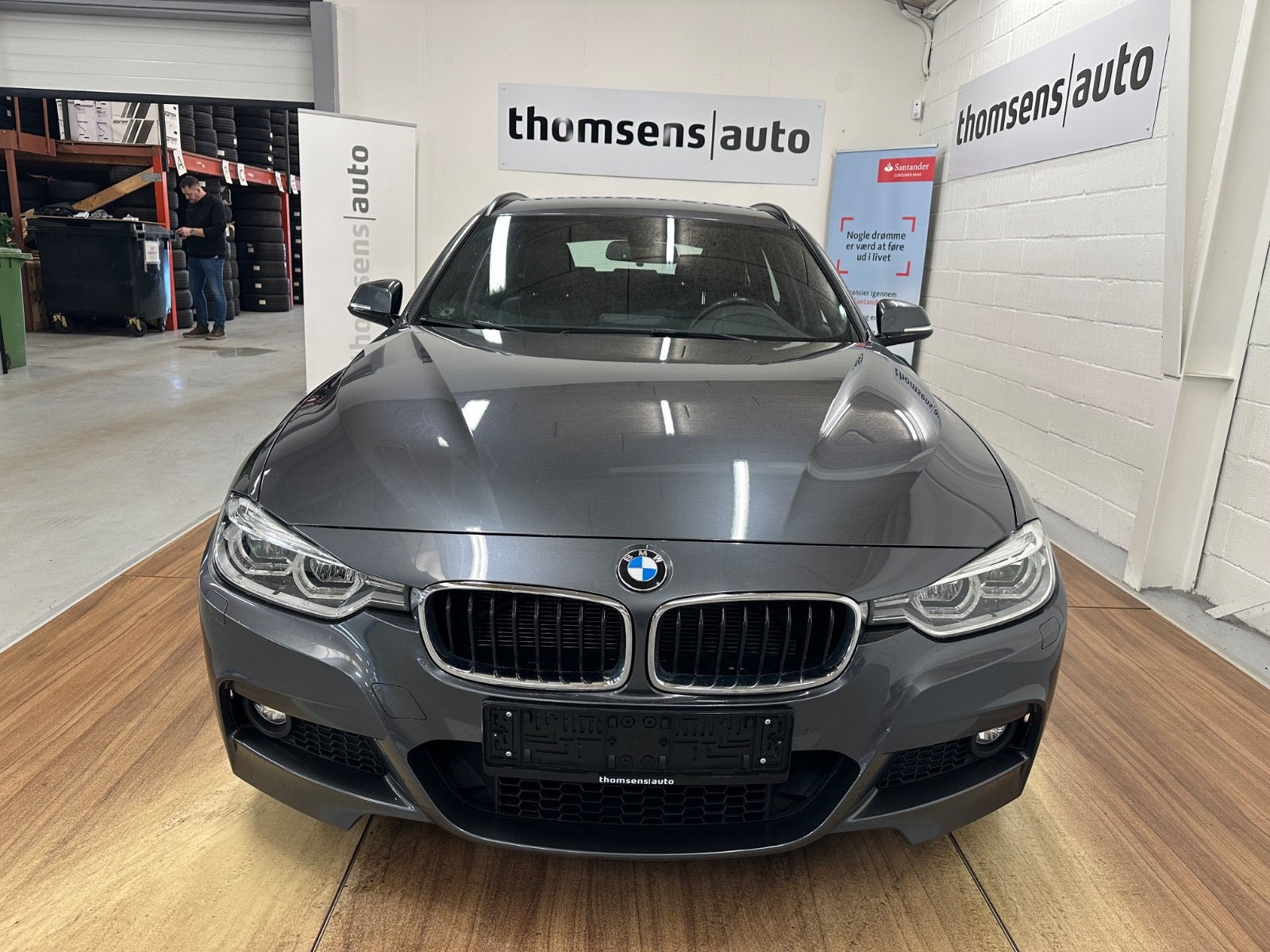 Grå BMW 320d fra 2019