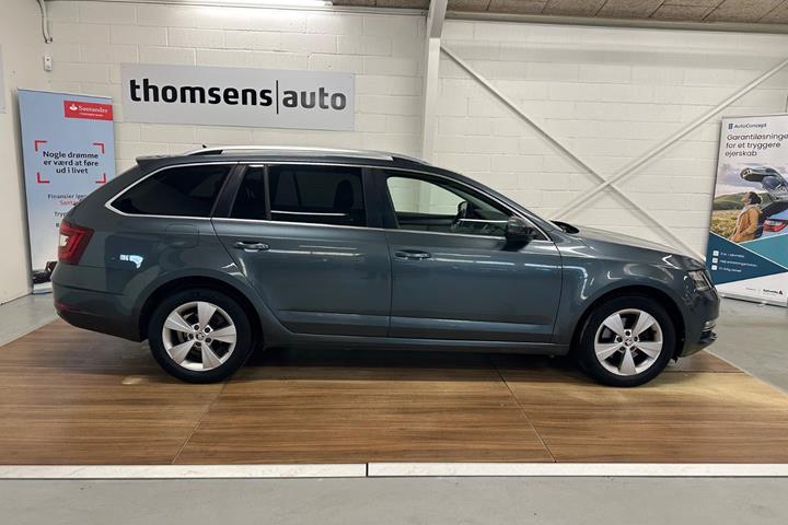 Grå Skoda Octavia fra 2019