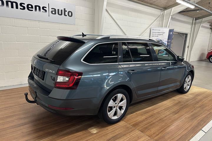 Grå Skoda Octavia fra 2019