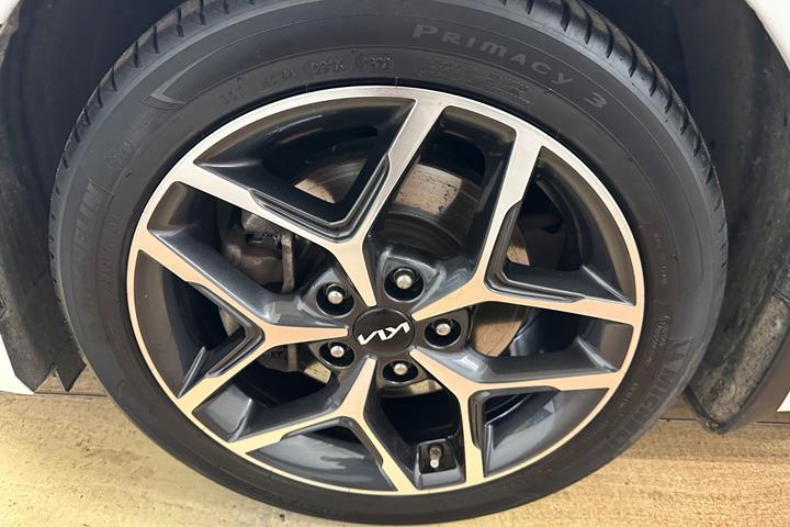 Hvid Kia Ceed fra 2022