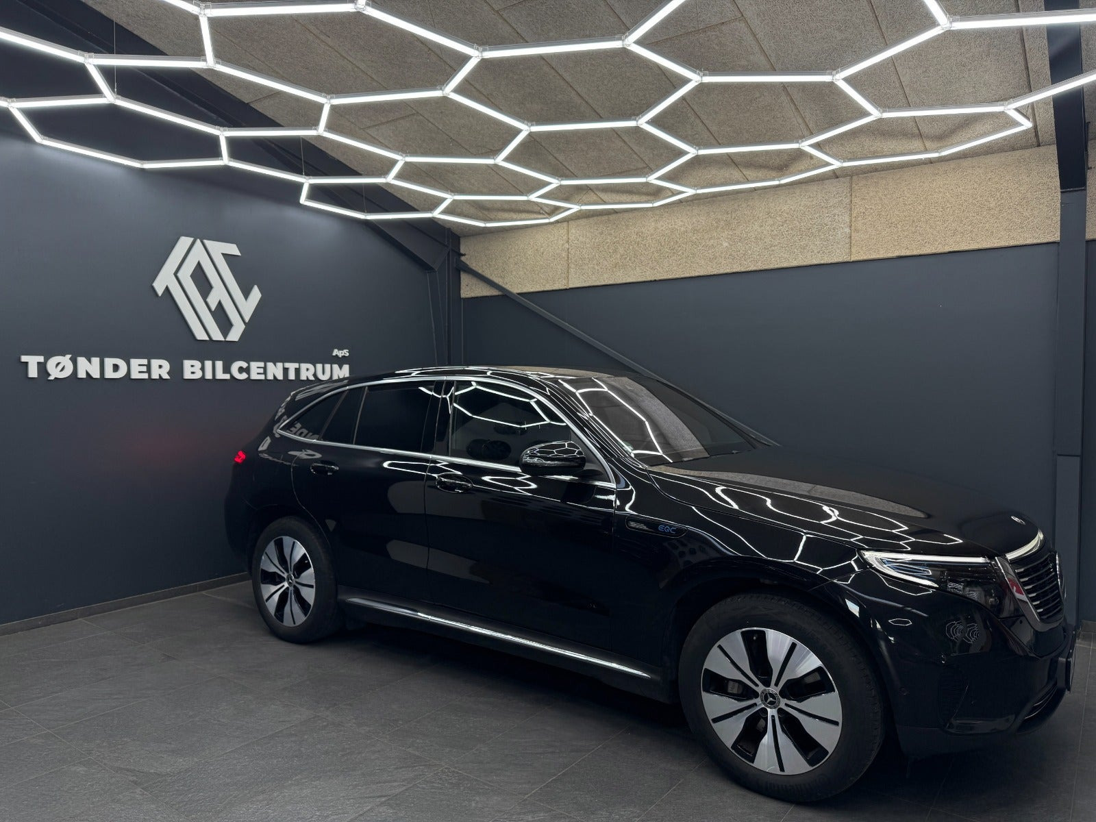 Sort Mercedes EQC400 fra 2023