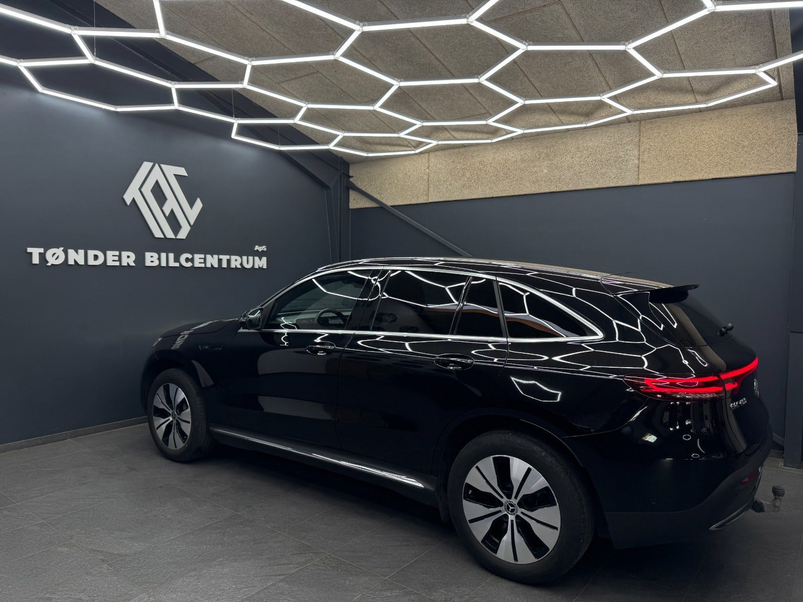 Sort Mercedes EQC400 fra 2023