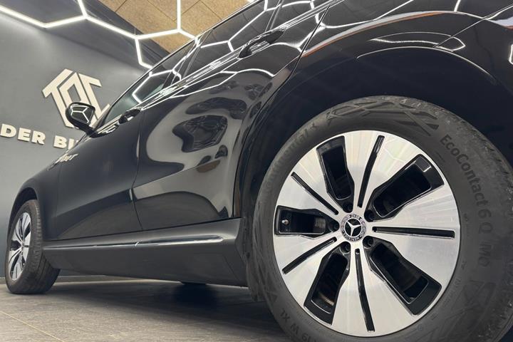 Sort Mercedes EQC400 fra 2023