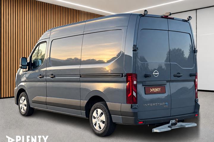 Grå Nissan Interstar fra 2025
