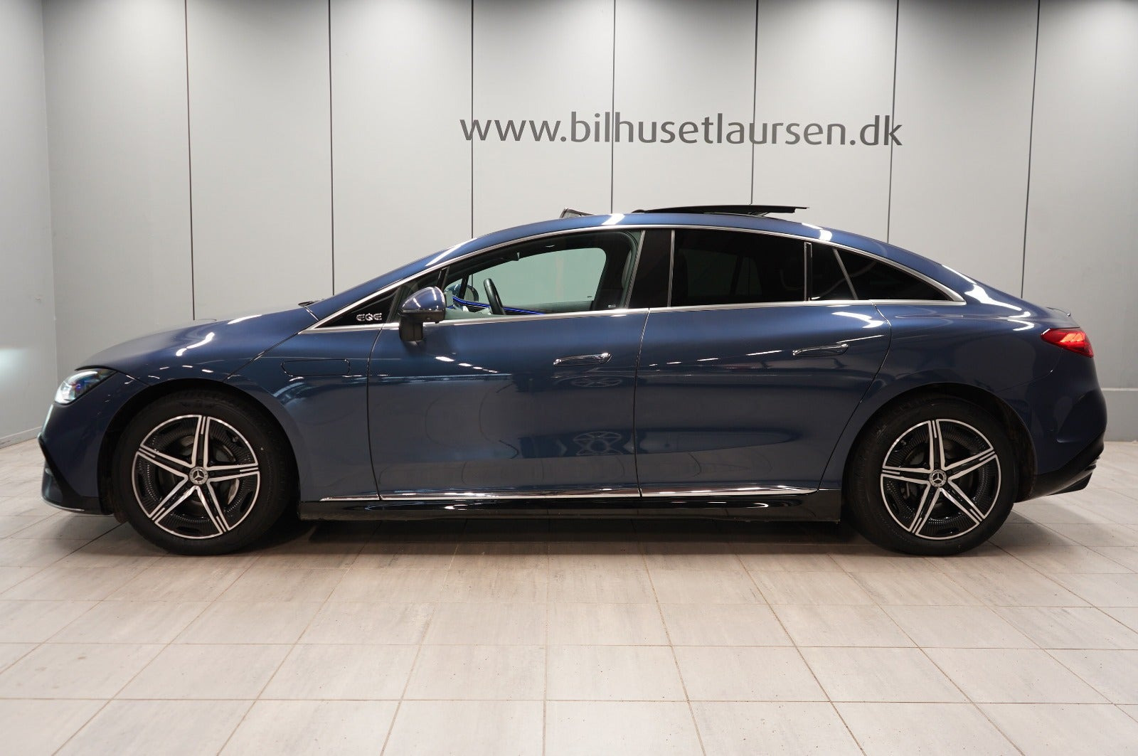 Blå Mercedes EQE350+ fra 2025