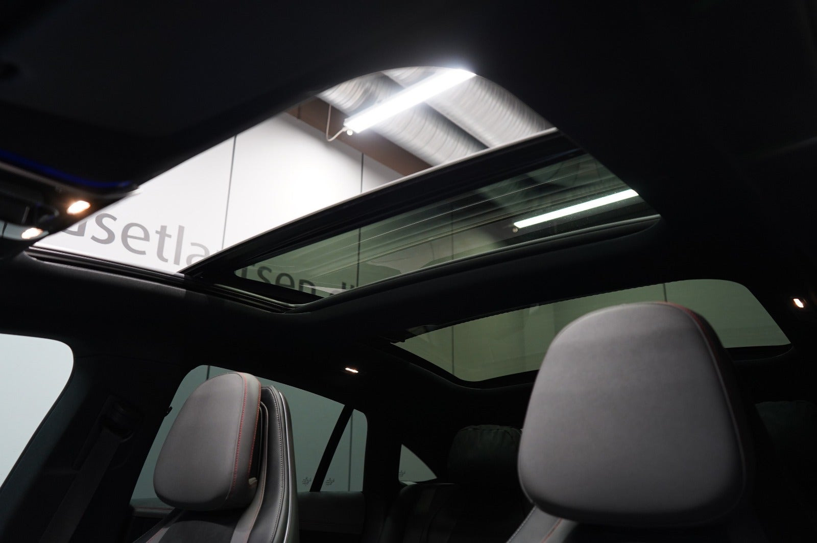 Blå Mercedes EQE350+ fra 2025