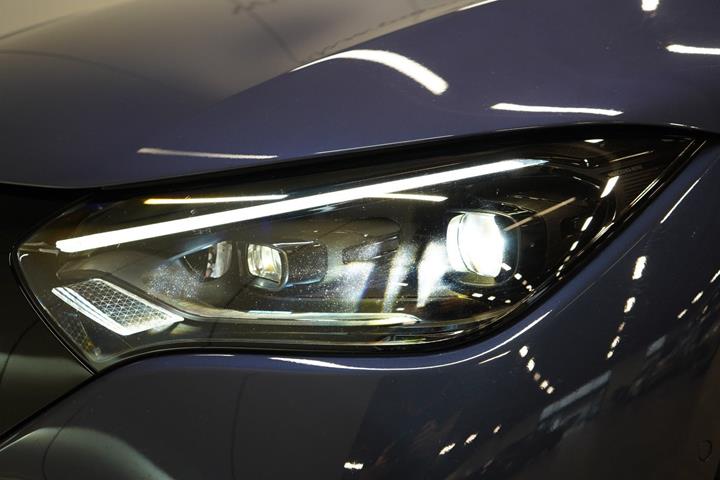 Blå Mercedes EQE350+ fra 2025