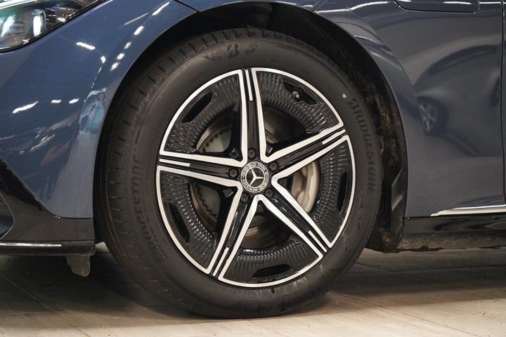 Blå Mercedes EQE350+ fra 2025