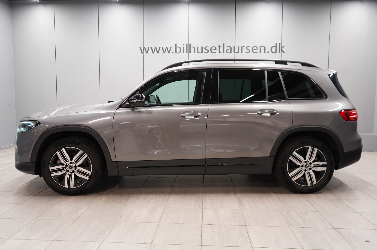 Grå Mercedes EQB250+ fra 2024