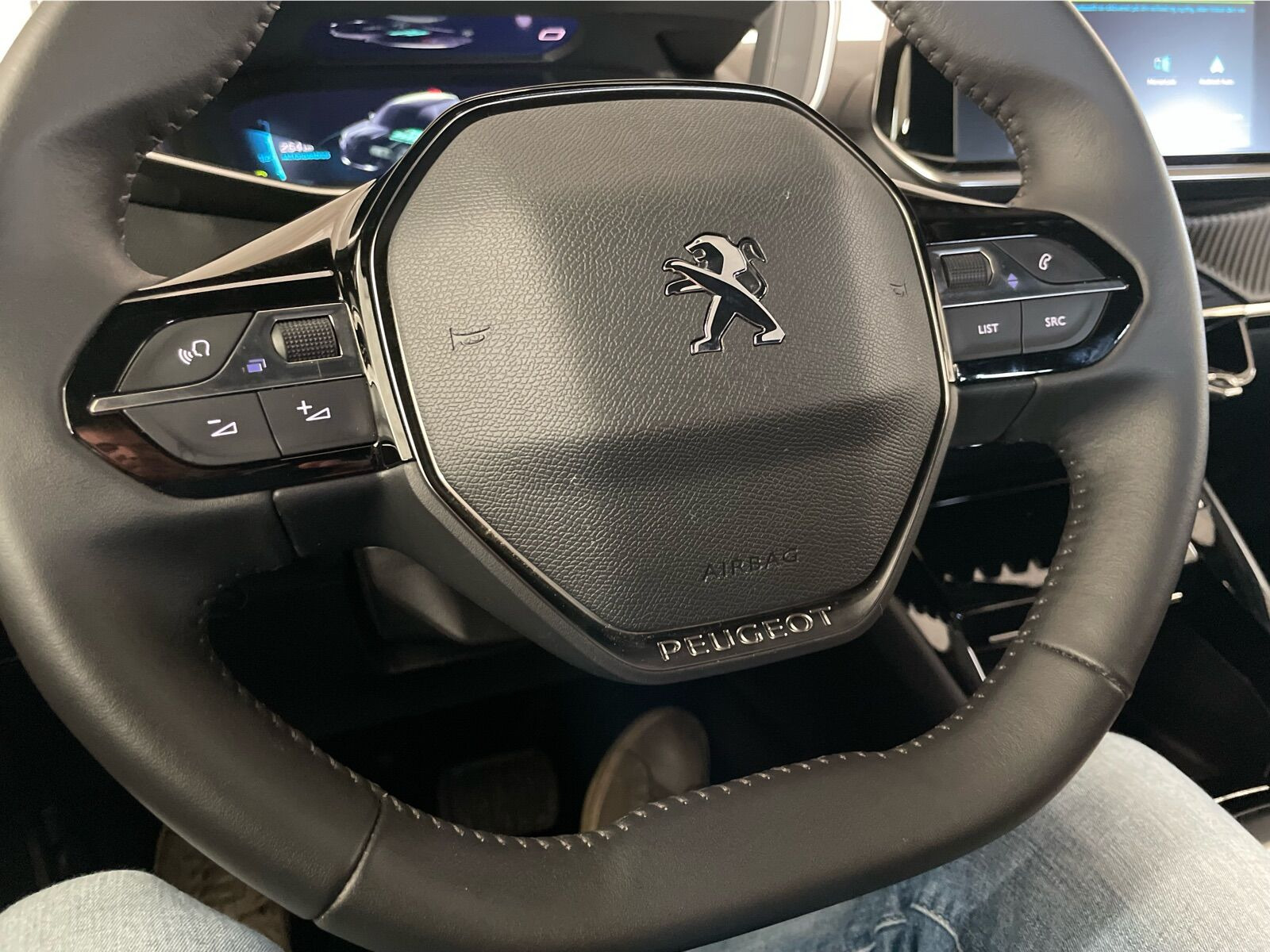 Sort Peugeot e-2008 fra 2023