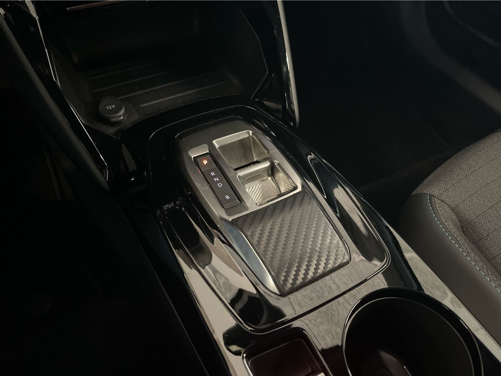 Sort Peugeot e-2008 fra 2023