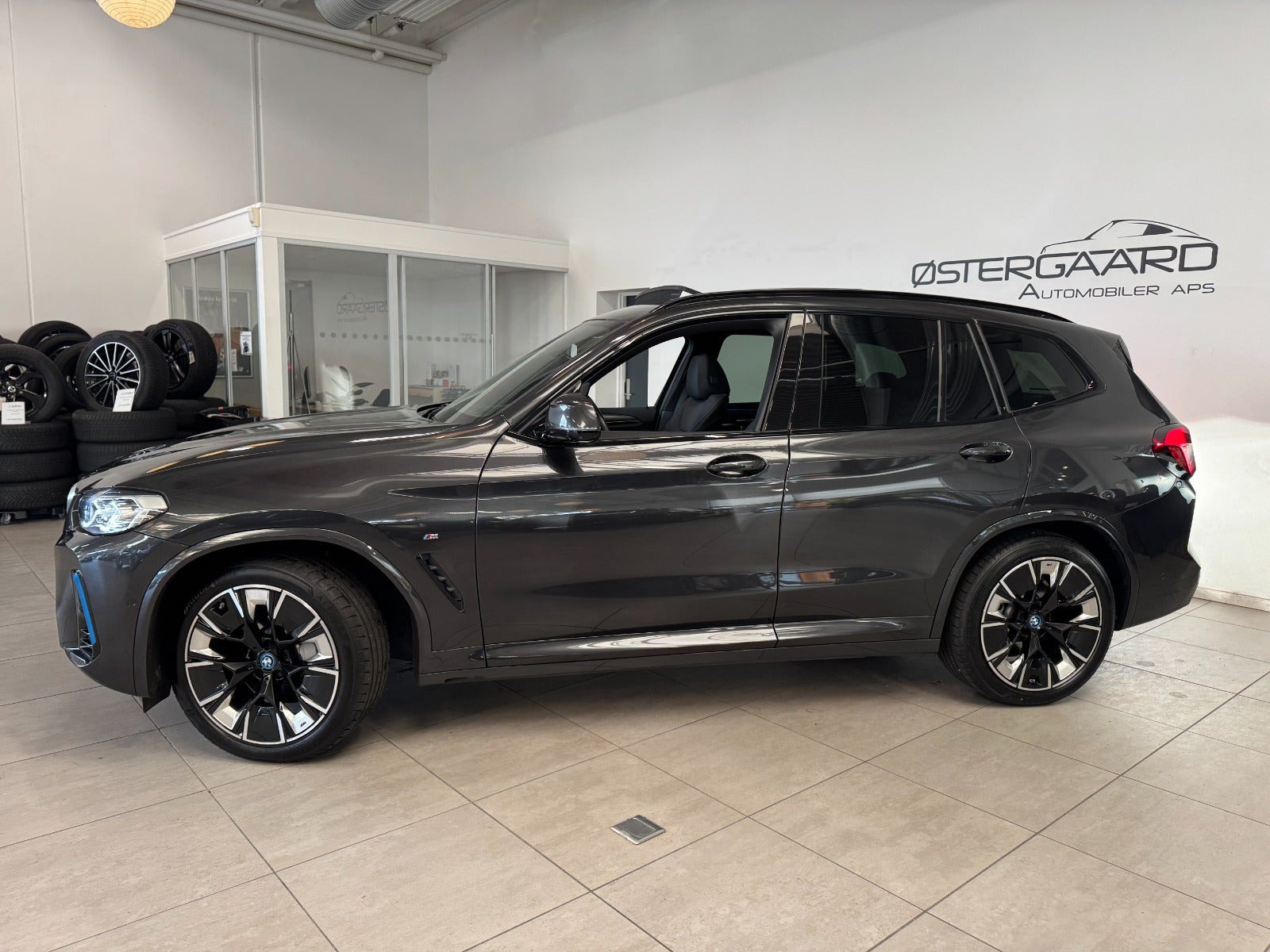 Grå BMW iX3 fra 2023